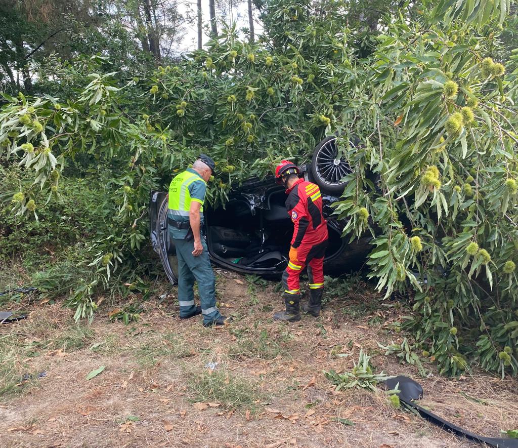 Intervención de efectivos tras una salida de vía en Ramirás en la que falleció un joven