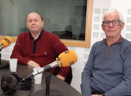 Alberto Cacharro y Manuel Piqueras (d), presidente y secretario de la Asociación de belenistas de Getafe.