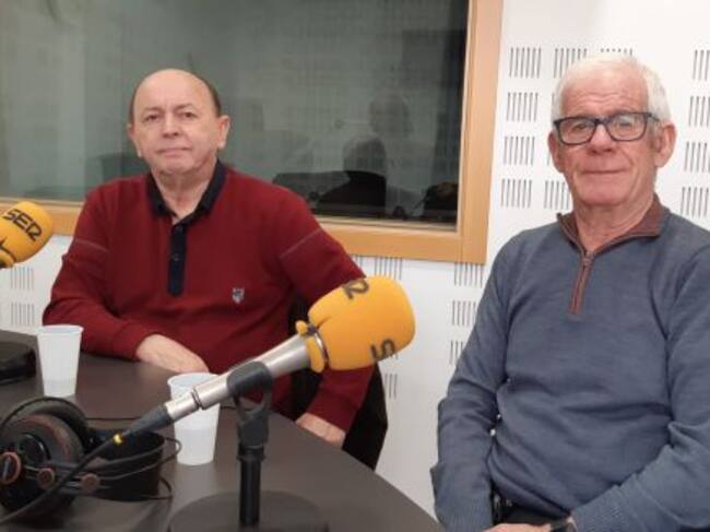 Alberto Cacharro y Manuel Piqueras (d), presidente y secretario de la Asociación de belenistas de Getafe.