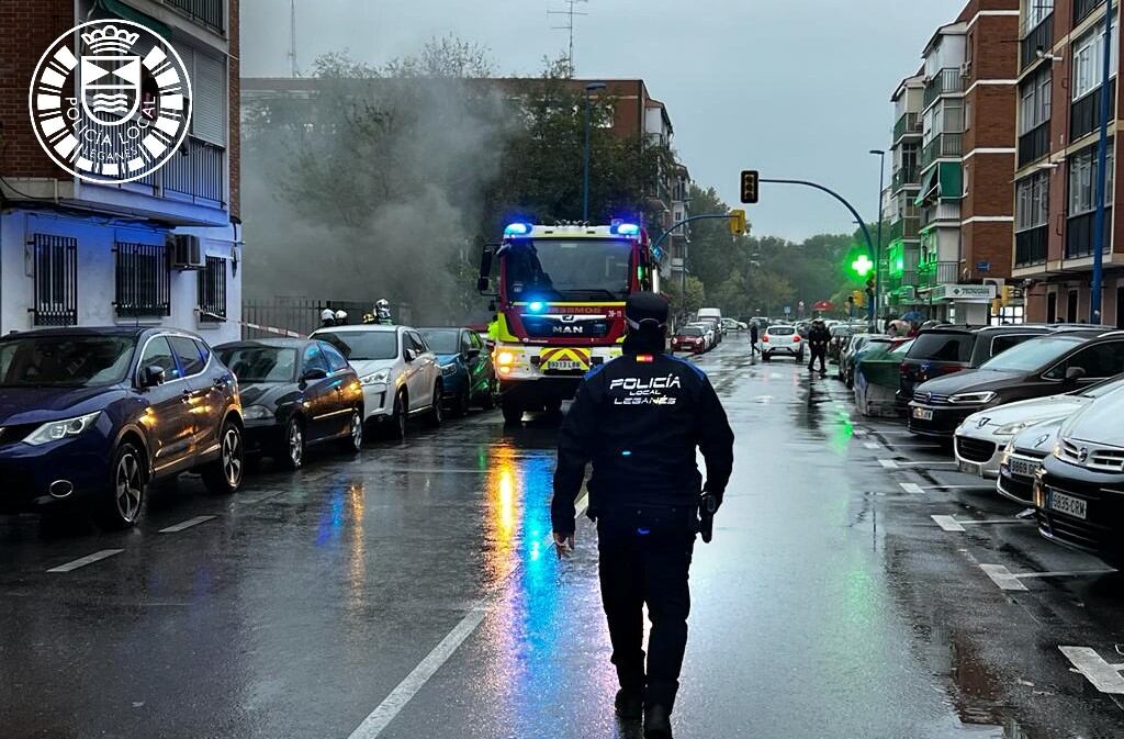 Los bomberos intervinieron para sofocar el incendio en el transformador