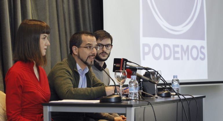 El secretario de Organización de Podemos, Sergio Pascual (c), acompañado por los responsables del Consejo Ciudadano estatal de Extensión y Círculos, Miguel Bermejo y Lucía Ayala, durante la presentación en Madrid de los resultados del proceso de elección
