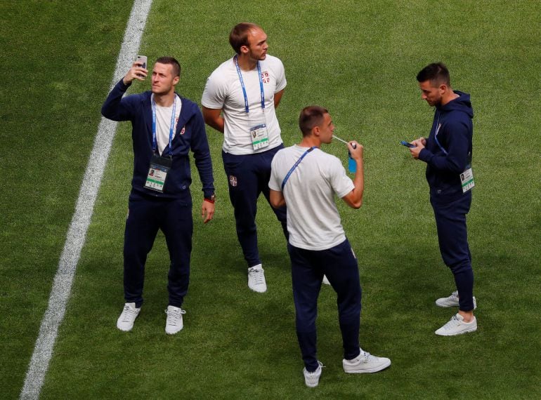 Dmitrovic y Rukavina conversan con otros compañeros de Serbia en el Mundial de Rusia
