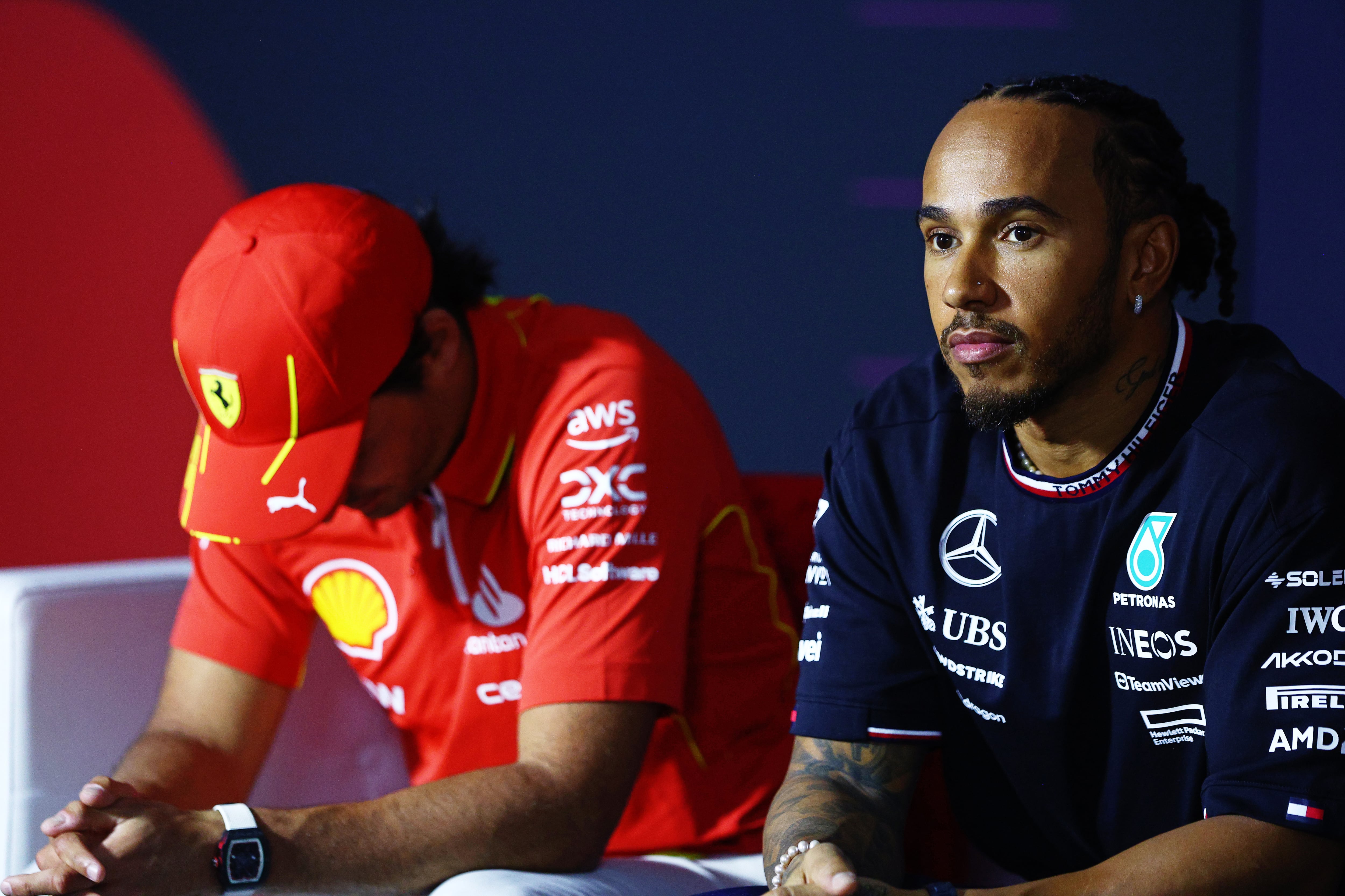 Carlos Sainz y Lewis Hamilton en la rueda de prensa previa al Gran Premio de F1 en Bahrain