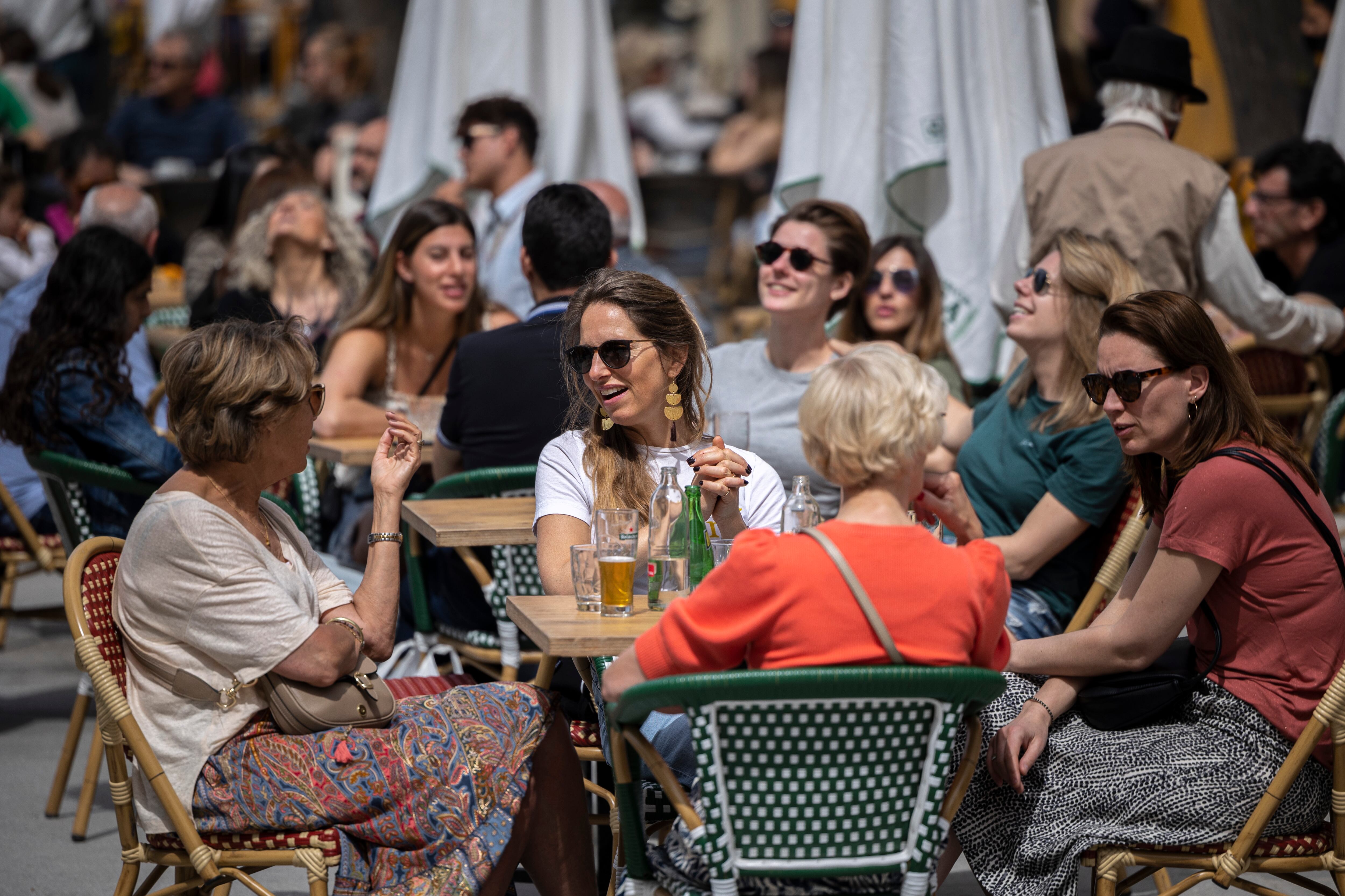 Varias turistas disfrutan de las buenas temperaturas en una terraza