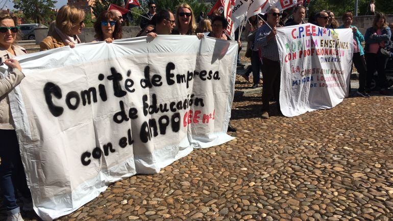 Imagen de los padres a las puertas de la consejería de Educación