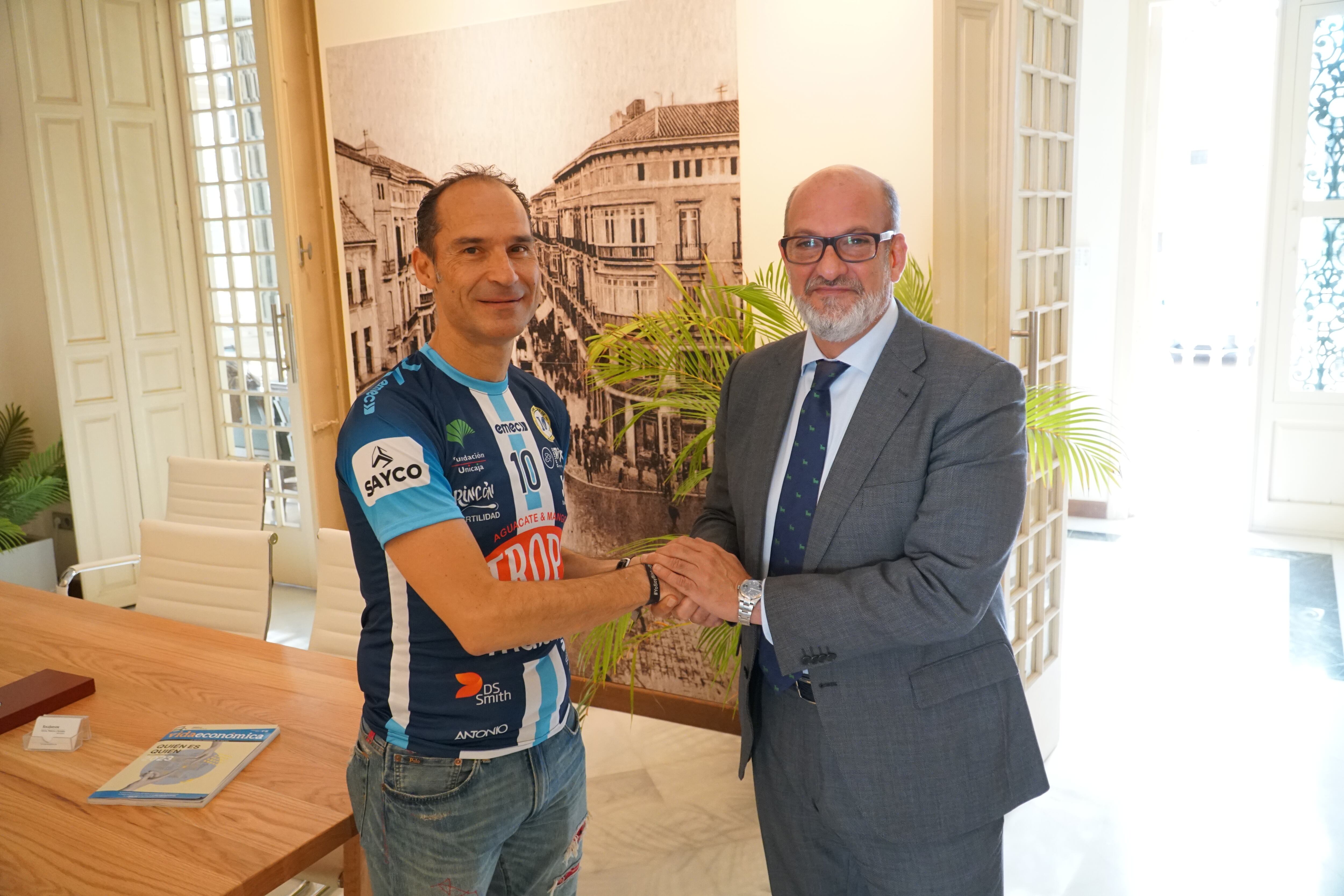 El doctor Ramírez con la camiseta del Trops Málaga junto con el presidente del club Alberto Camas