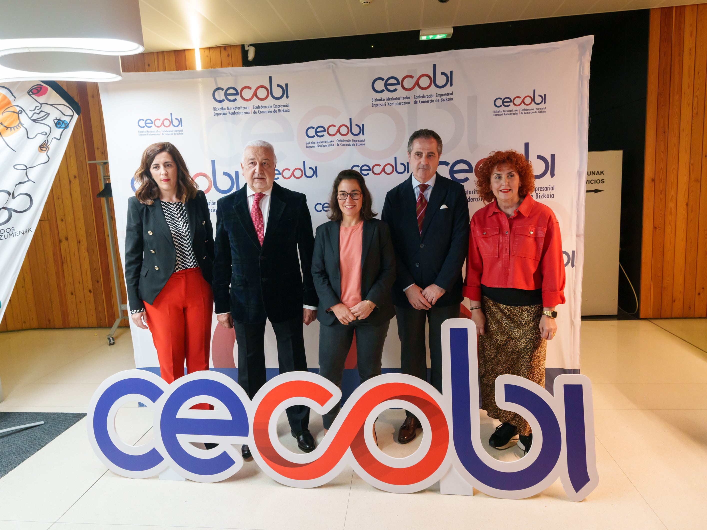 Entre los asistentes de ayer, Pedro Campo (Presidente de Cecobi), María López Negrete, Laura Batán, Julia Diéguez (Vicepresidencias), Txomin Telletxea; la alcaldesa de Getxo, Amaia Agirre; la alcaldesa de Santurtzi, Karmele Tubilla; Mikel Arieta-Araunabeña entre otros.