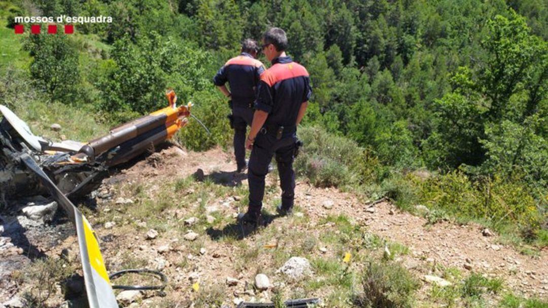 Agents de la policia catalana am l'aparell caigut
