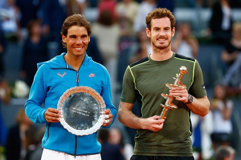 Andy Murray y Rafael Nadal posan con sus respectivos trofeos la final de 2015.