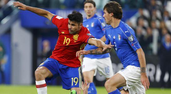 Football Soccer - Italy v Spain - World Cup 2018 Qualifier - Juventus stadium, Turin, Italy - 06/10/16. Italy&#039;s Alessio Romagnoli in action against Spain&#039;s Diego Costa. REUTERS/Stefano Rellandini