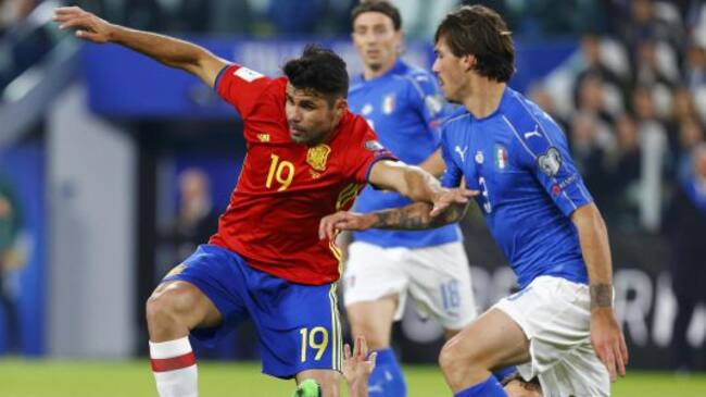 Football Soccer - Italy v Spain - World Cup 2018 Qualifier - Juventus stadium, Turin, Italy - 06/10/16. Italy's Alessio Romagnoli in action against Spain's Diego Costa. REUTERS/Stefano Rellandini