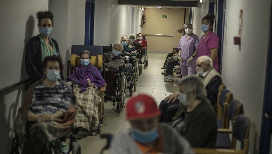 Ancianos hacen cola para vacunarse contra la COVID-19 en un asilo de ancianos el 22 de enero de 2.021 en Langreo (Asturias) 