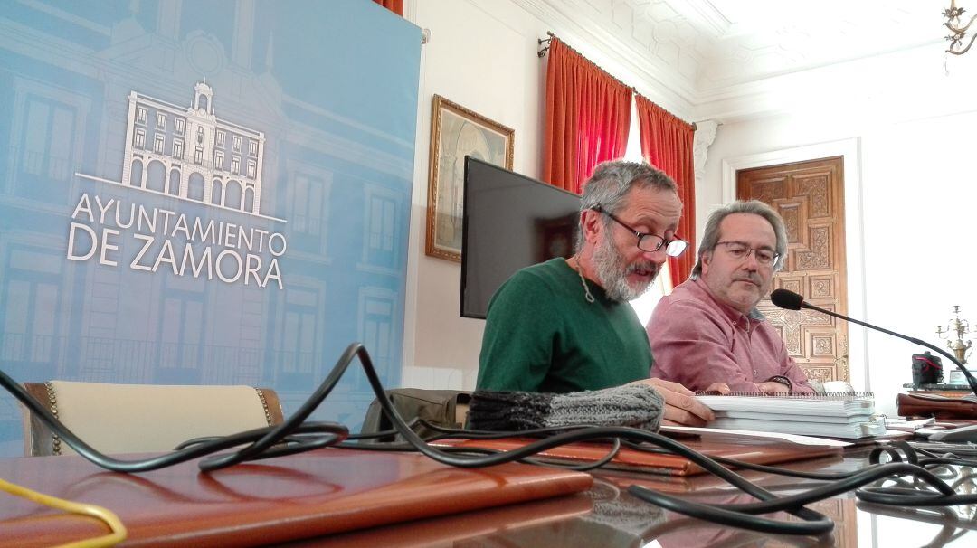 Romauldo Fernández y Francisco Guarido en la rueda de prensa posterior a la Junta Local de Gobierno