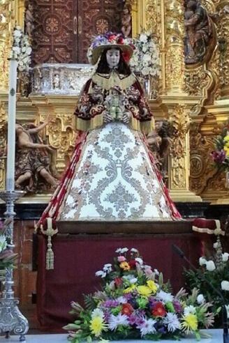 La Virgen en el presbiterio de su santuario en la aldea del Rocío.