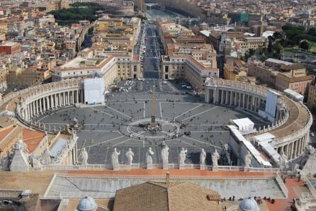 Imagen de la Plaza de San Pedro del Vaticano desde la cúpula