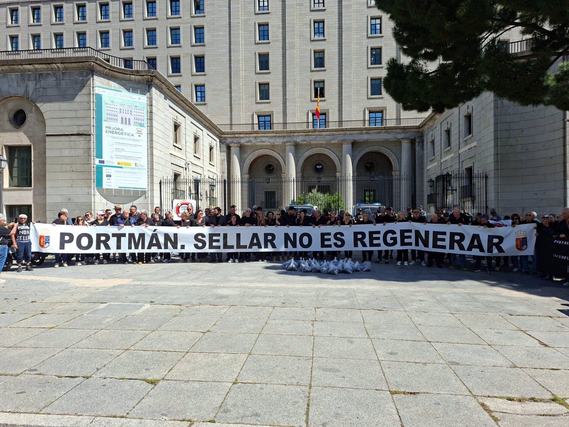 Senadores y diputados nacionales del PP acompañan a los 200 vecinos de La Unión, que con su alcalde a la cabeza, que se han concentrado a las puertas del Ministerio para la Transición Ecológica