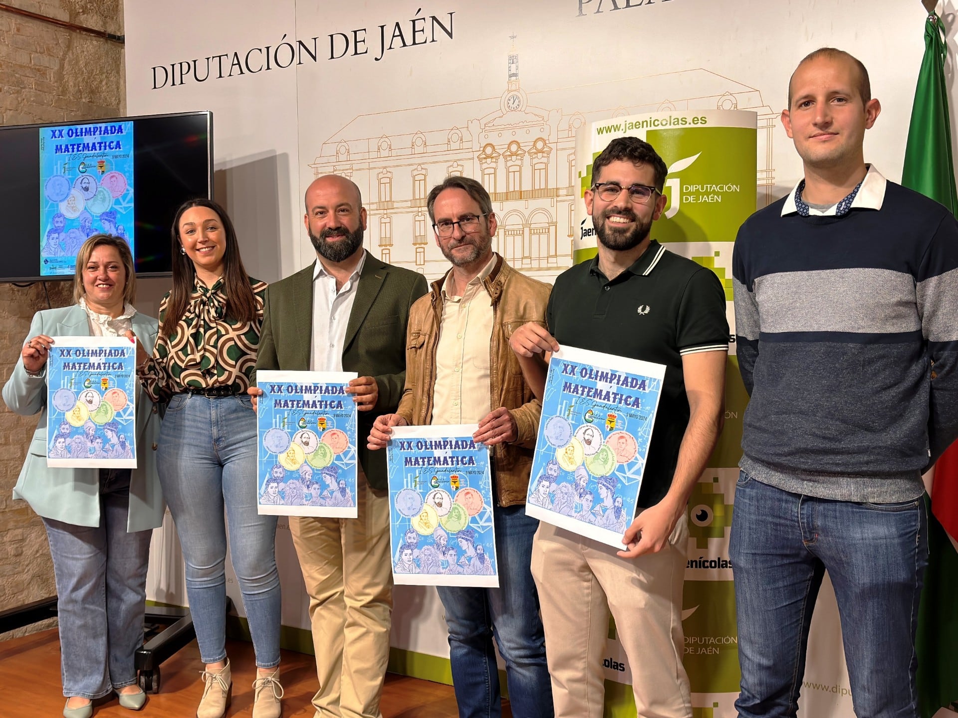 La diputada de Juventud, María Dolores Ruiz y el alcalde de Pozo Alcón, Iván Cruz (segunda y tercero por la izqda) acompañados de concejales y profesores del IES Guadalentín.