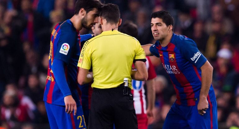 Luis Suárez protesta una amarilla a Gil Manzano.