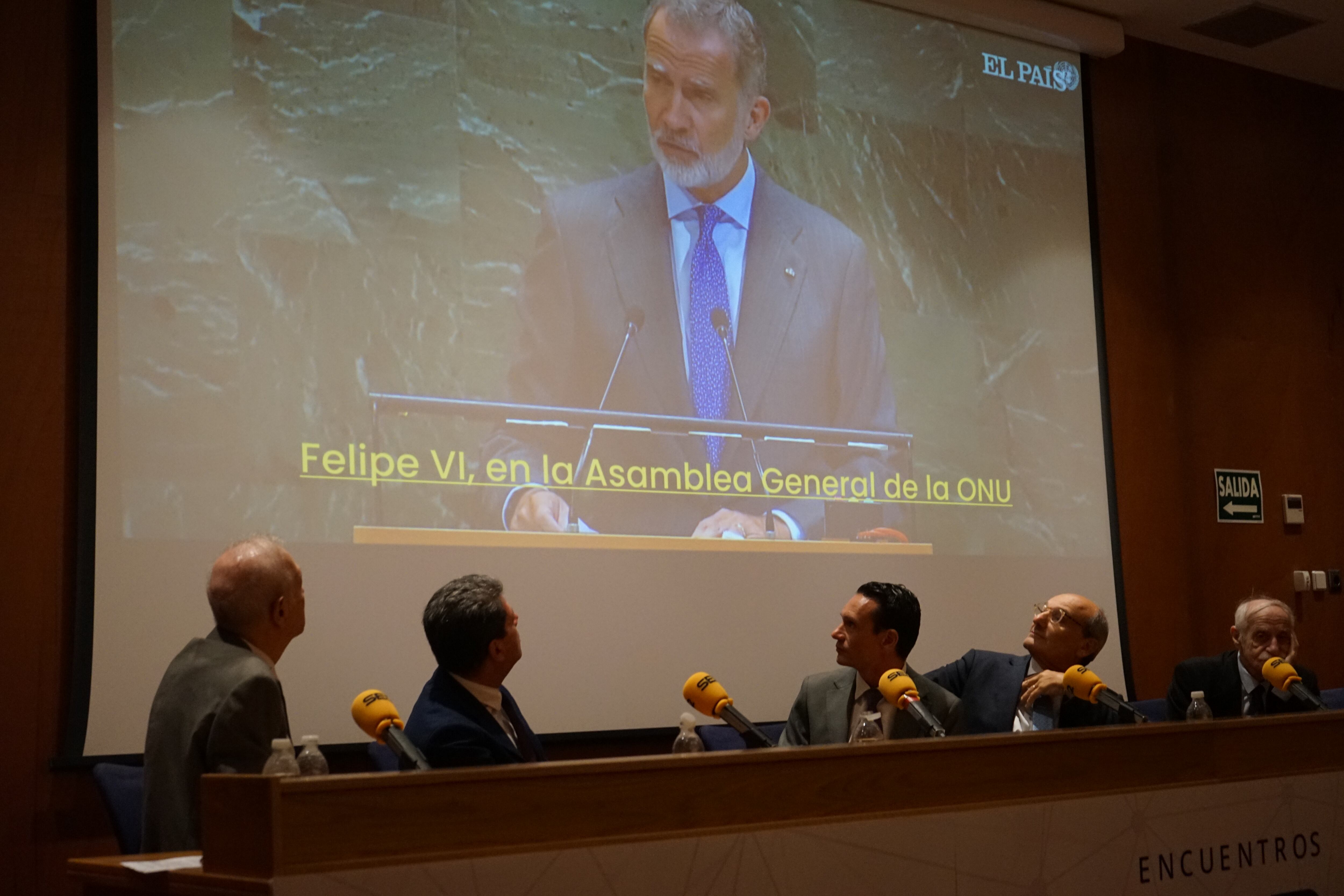 Ex ministros de Gibraltar y Picardo contemplan un vídeo del Rey Felipe VI