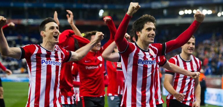 Etxeita celebra la victoria de su equipo junto a sus compañeros