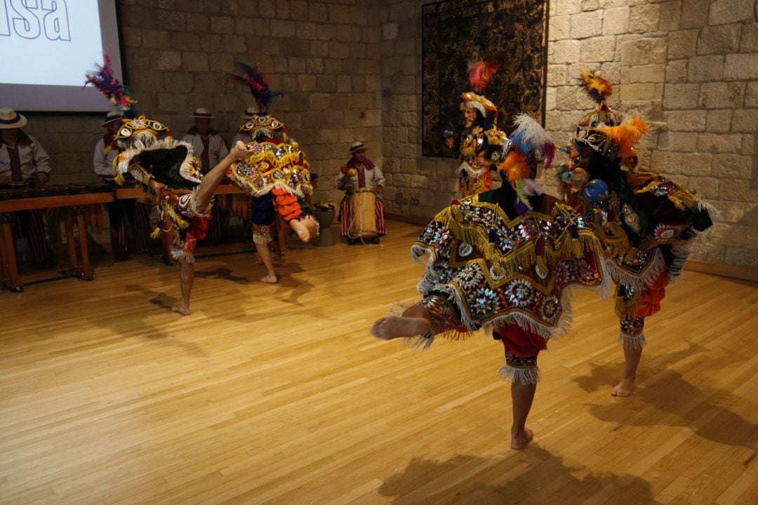 Una companyia de danses tradicionals de Guatemala interpretant un ball típic del seu país en la presentació del Festival Ésdansa