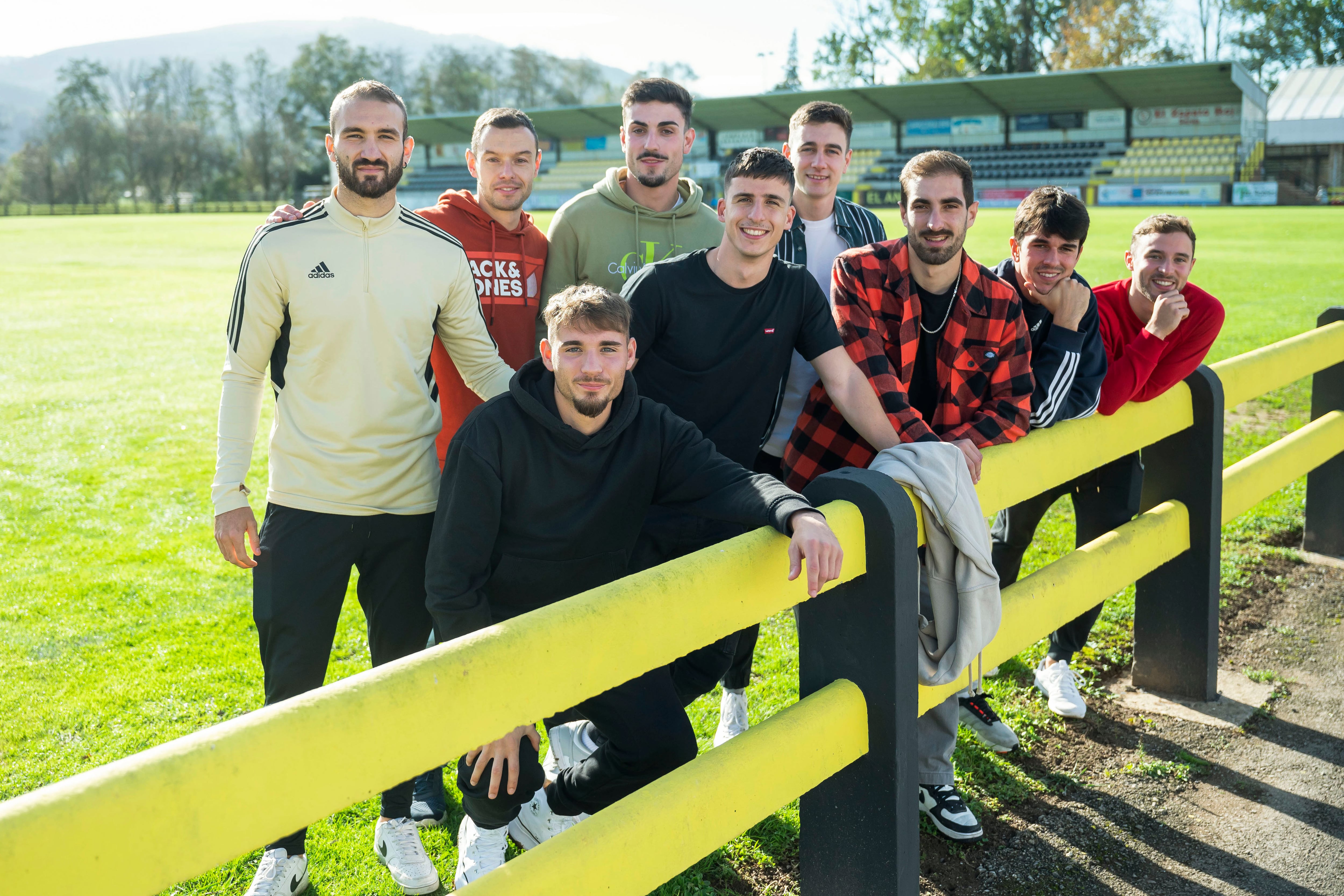  Varios jugadores del CD Cayón después de conocer que se enfrentarán al Athletic Club en  la segunda ronda de la Copa del Rey