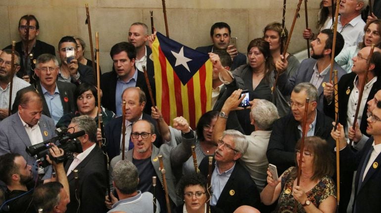 Alcaldes independentistes a l&#039;escala del Parlament i una estelada, després del ple que ha declarat la independència de Catalunya, el 27 d&#039;octubre de 2017 (Horitzontal)