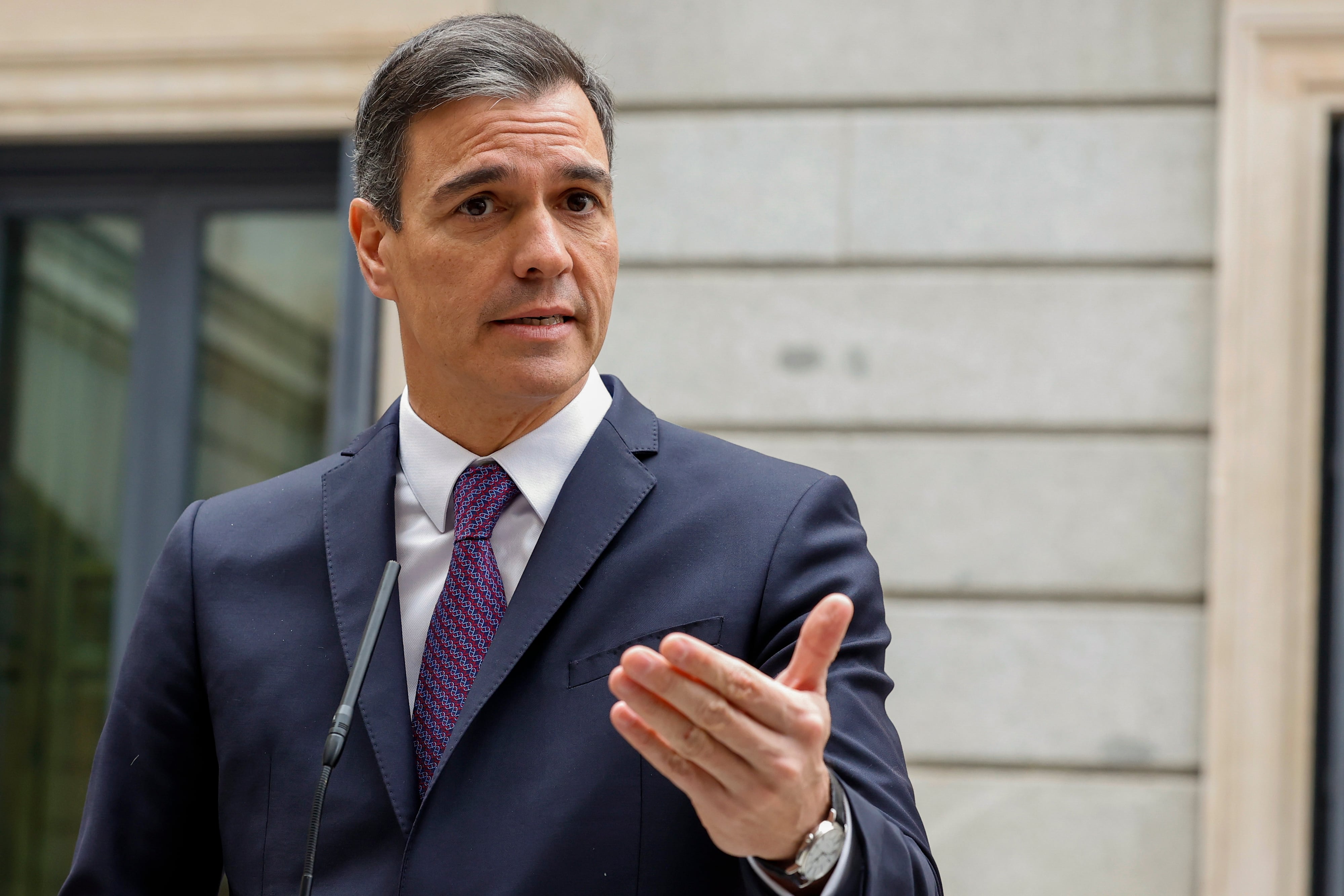 El presidente del Gobierno, Pedro Sánchez se dirige a los medios de comunicación tras asistir al acto institucional del Día de la Constitución, este martes, en el Congreso de los Diputados