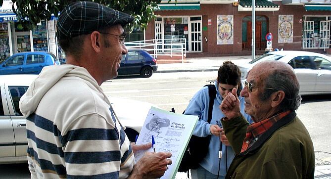 El portavoz de IU, Eduardo Zorrilla, recoge firmas contra la tarifa del agua