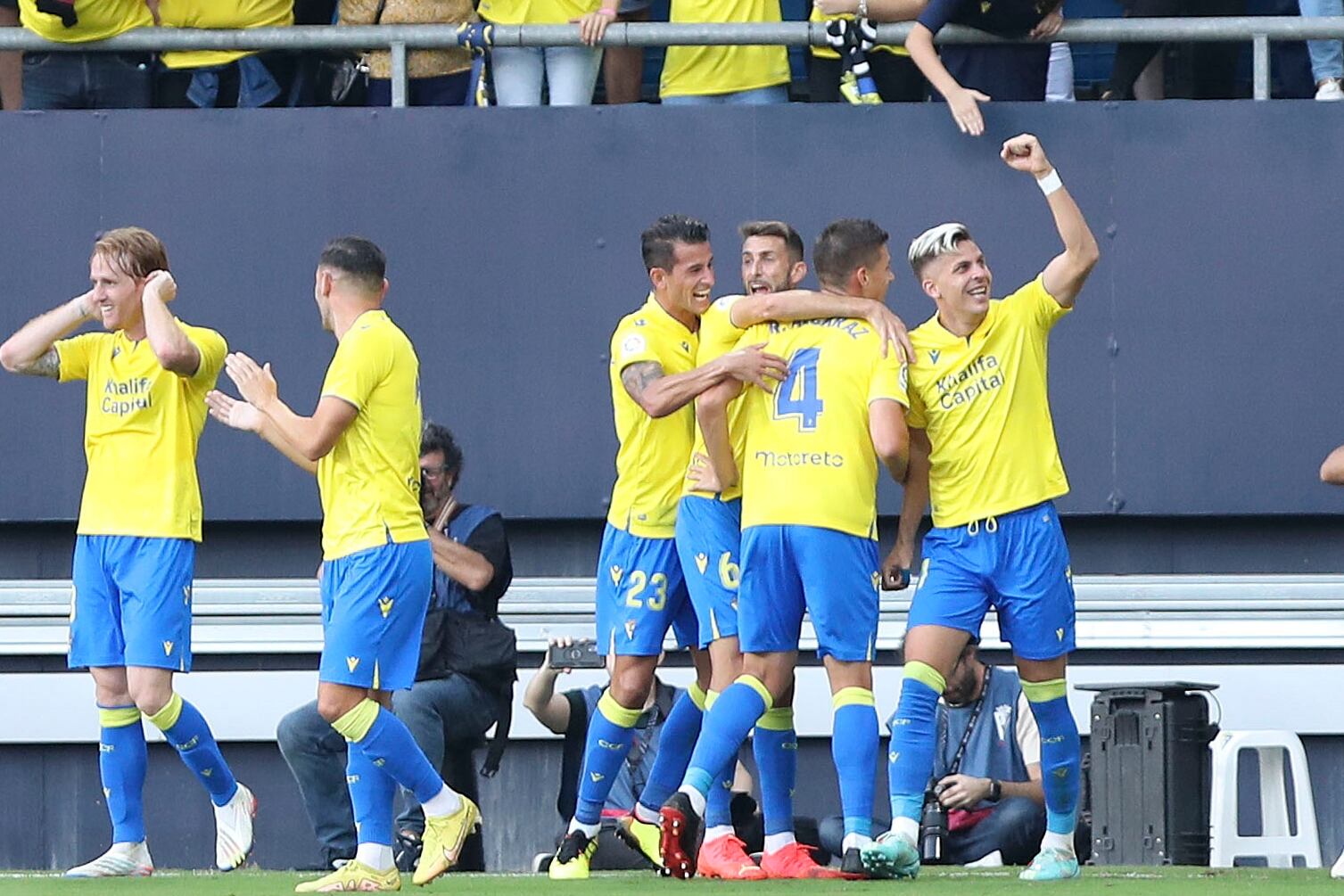 CÁDIZ, 29/10/2022.- El centrocampista del Cádiz CF, Álex Fernández (i) celebra su tanto ante el Atlético de Madrid durante el partido correspondiente a la 12ª jornada de LaLiga que enfrenta al Cádiz CF y el Atlético de Madrid en el Estadio Nuevo Mirandilla. EFE/Román Ríos
