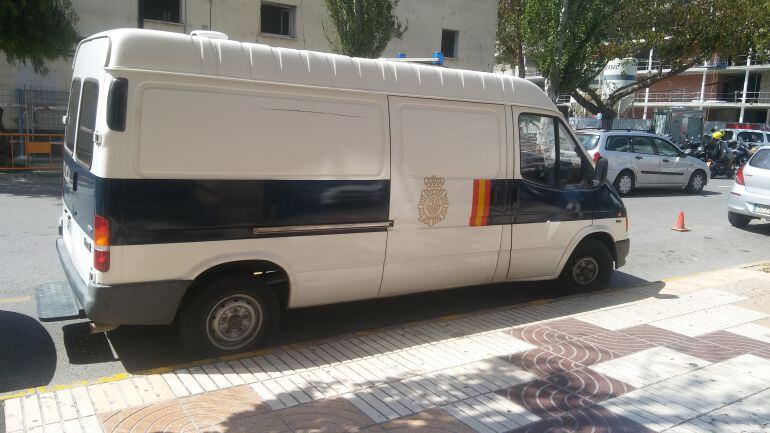 Furgón de la Policía Nacional enfrente de los juzgados de Ibiza 