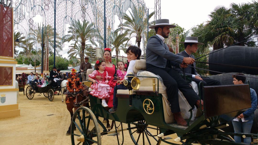 Un coche de caballos en el parque González Hontoria