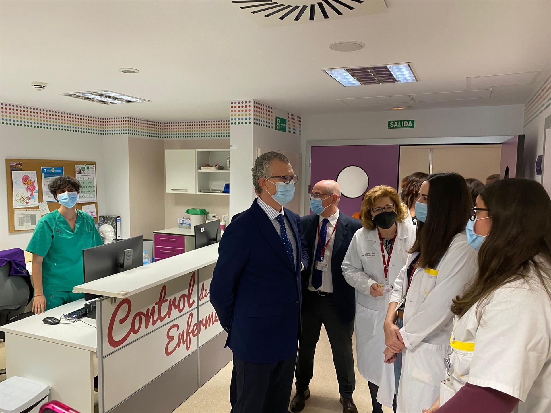 El consejero de Salud, Juan José Pedreño, visitó hoy el Servicio de Neurofisiología de la Arrixaca, que ha comenzado a realizar pruebas de sueño en niños