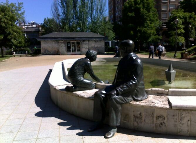 Imagen de la fuente central de la plaza del Poniente que ya está desmontada