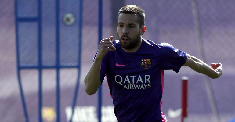 GRA120. SANT JOAN DESPÍ (BARCELONA), 07/04/2015.- El jugador del FC Barcelona Jordi Alba se ejercita al margen del grupo durante el entrenamiento que el equipo azulgrana ha realizado hoy en la ciudad deportiva Joan Gamper, de cara al partido de Liga que mañana jugarán en el Camp Nou ante la UD Almeria. EFE/Alberto Estévez