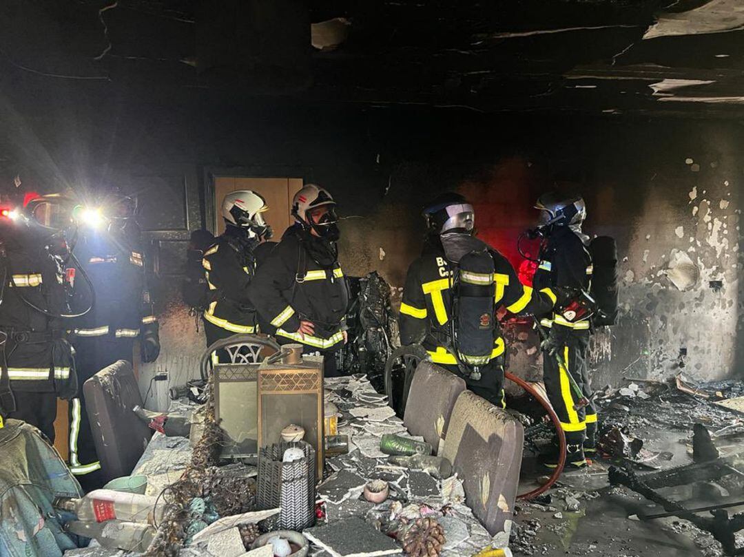 Los bomberos intervienen en el chalet incendiado en Cubas de la Sagra.