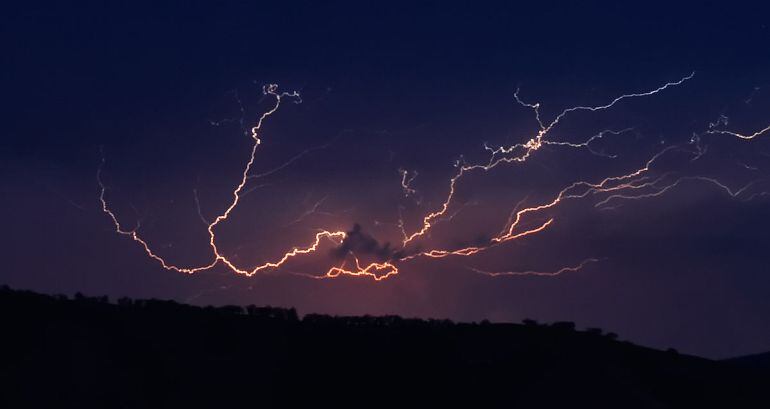 La acumulación de barro causada por una tormenta en un campamento de La Toba, motivaba este viernes el traslado preventivo de un centenar de personas al polideportivo de Cortijos Nuevos, en Segura de la Sierra