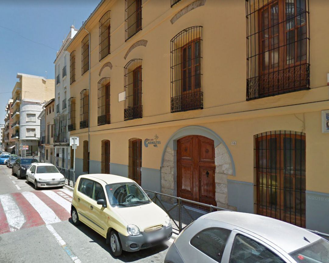 Colegio en la calle Carmelitas de Gandia. 