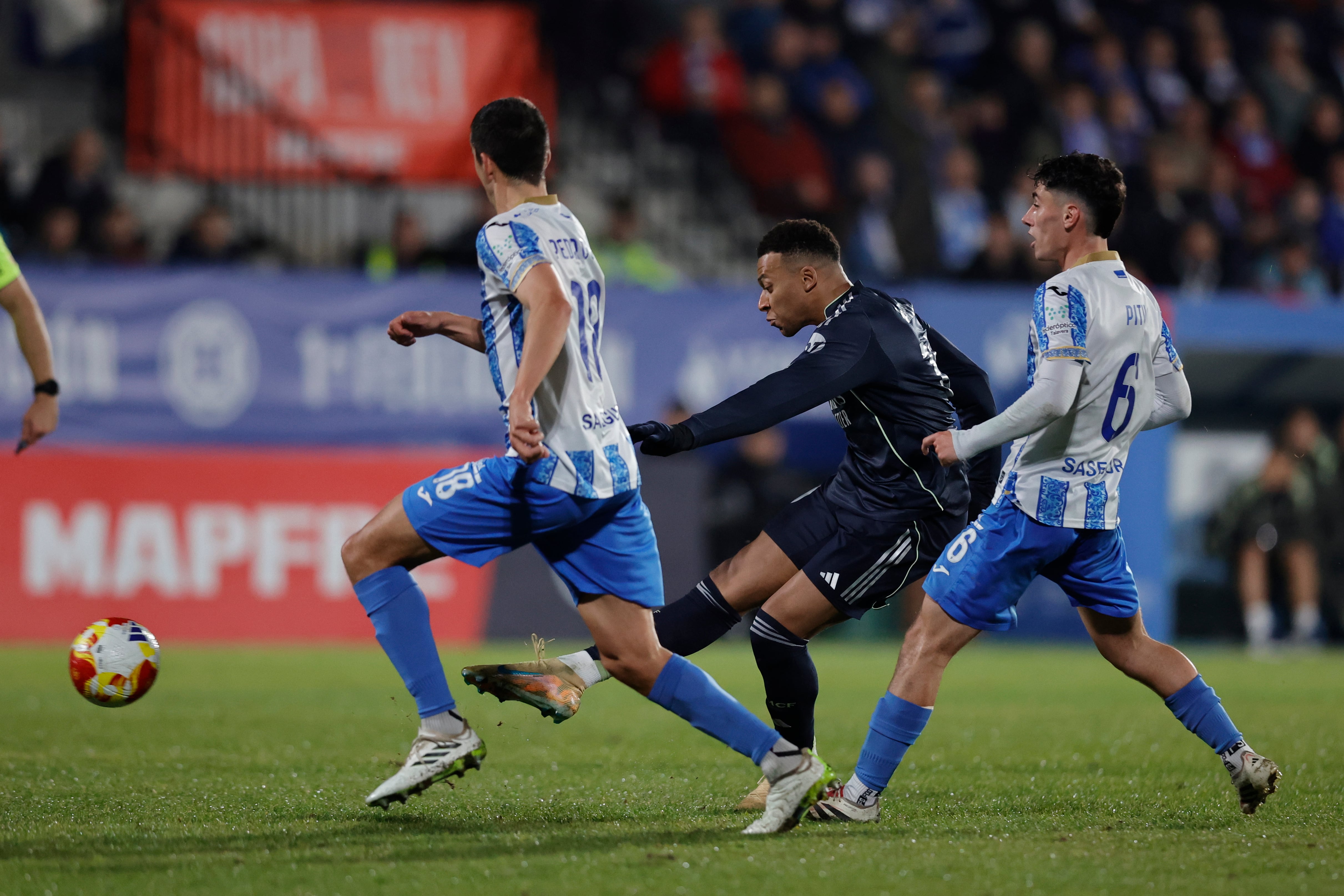 El delantero francés del Real Madrid, Kylian Mbappé, marca su segundo gol en Talavera