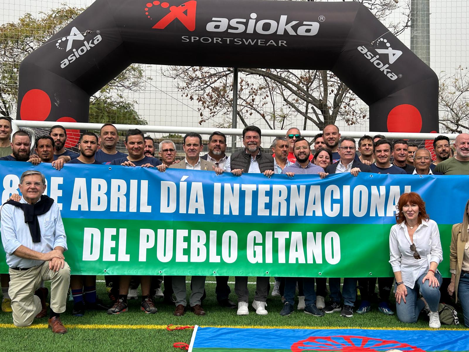 Foto de familia tras el partido entre el pueblo gitano y guardias civiles celebrado este domingo en el polideportivo de Garbinet