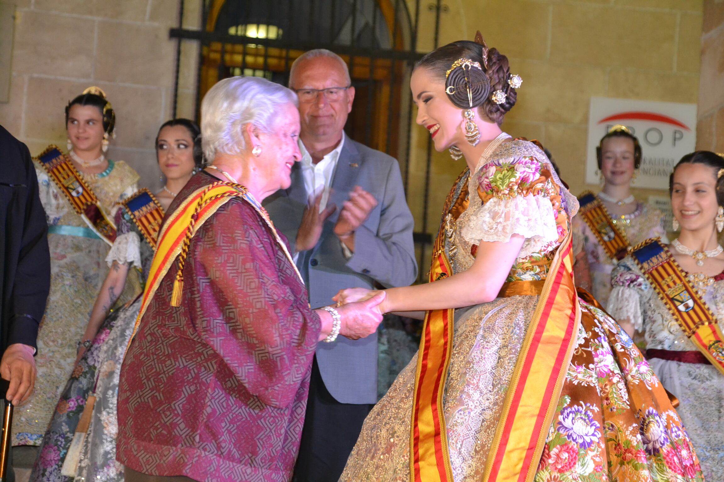 Aida Gavilà con Teresa Carrió.