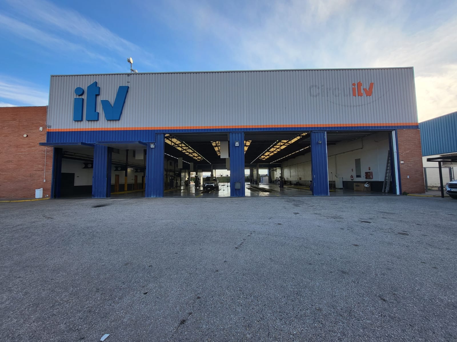 Acceso a la ITV de Gandia que, desde febrero de 2023, es de gestión pública.