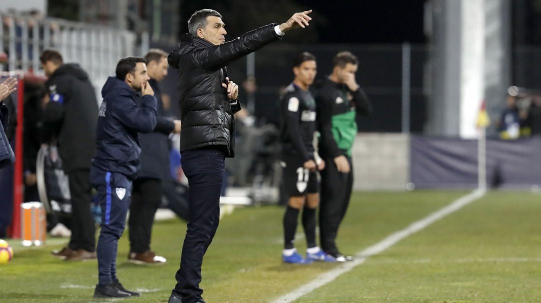 Juan Ramón Muñiz, dando indicaciones desde el banquillo del Cerro del Espino