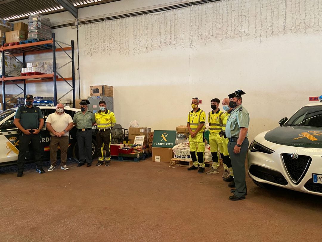 Entrega de alimentos a EMERLAN por parte de la Guardia Civil.