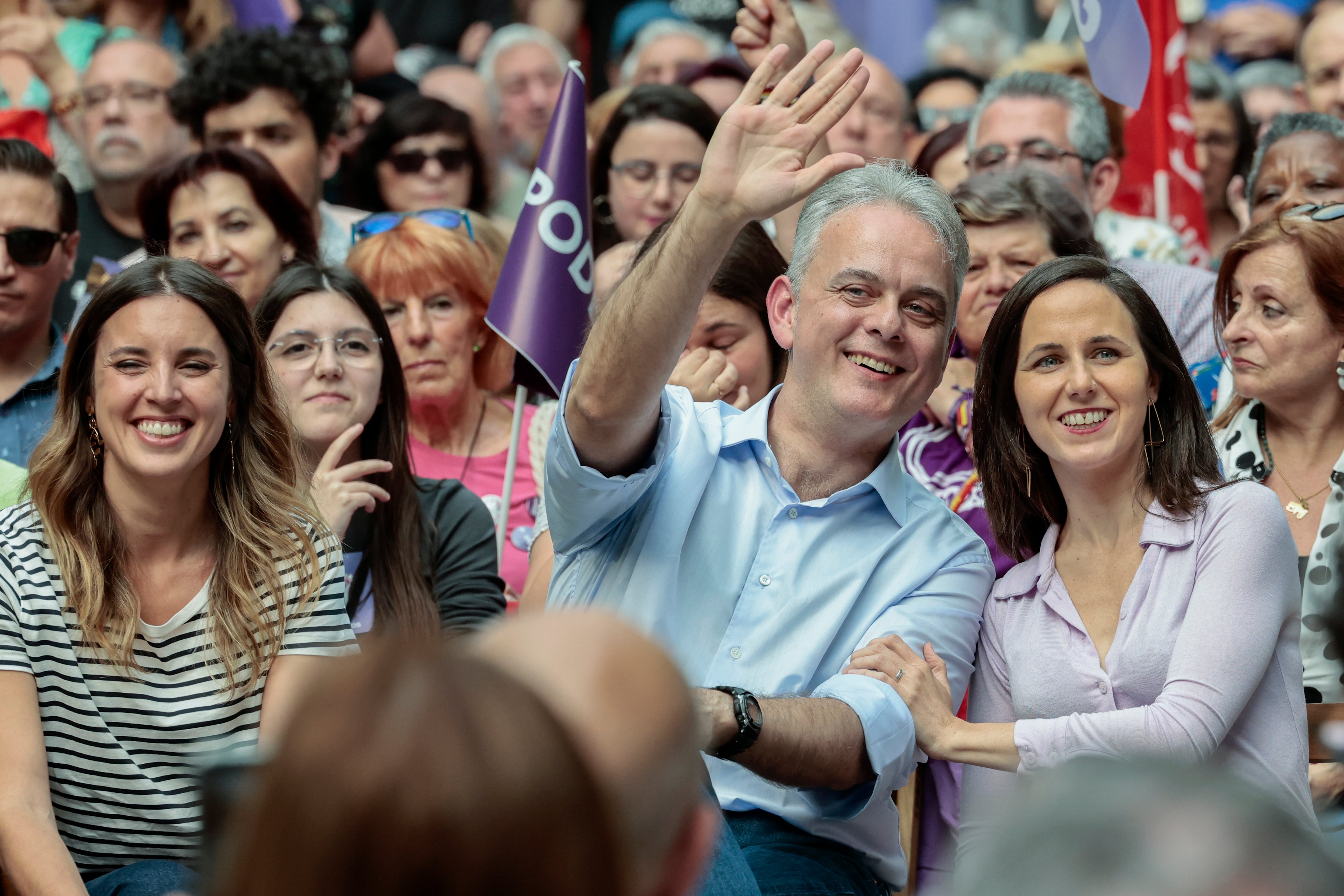 Las ministras Ione Belarre ( d) e Irene Montero (i) apoyan, en la campaña electoral, al candidato de Unides Podem Esquerra Unida a la Presidencia de la Generalitat, Héctor Illueca