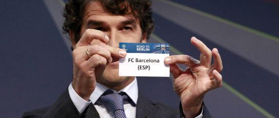 Karl-Heinz Riedle saca la bola del F.C. Barcelona en el sorteo de los octavos de final de la Champions.