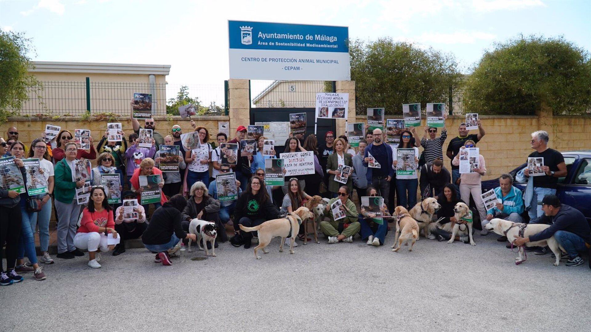 Concentración a las puertas del Centro de Protección Animal de Málaga, a la que ha asistido la viceportavoz municipal socialista, Begoña Medina