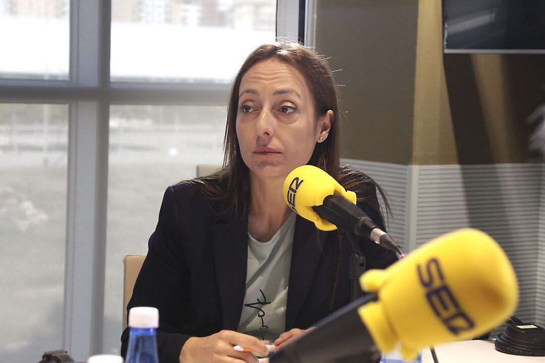 Sandra Julià en los estudios de Radio Castellón