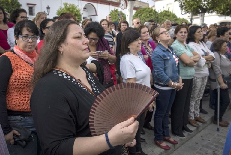 GRA195. OLIVARES (SEVILLA) 17/10/2016.- Varias mujeres muestran su pesar durante el minuto de silencio hoy a mediodía ante el Ayuntamiento de Olivares (Sevilla) en repulsa por el asesinato de Estefany González, madre de dos niños de tres y cinco años, que