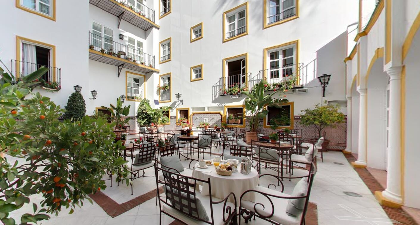 El patio andaluz del Hotel Vincci La Rábida acoge las tertulias taurinas de San Miguel